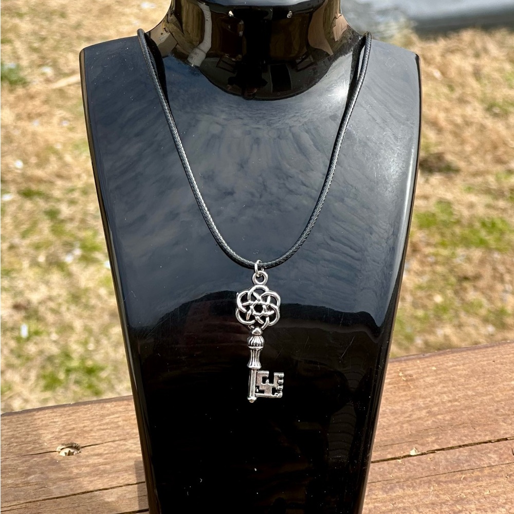 NWT Skeleton Key Rope Necklace